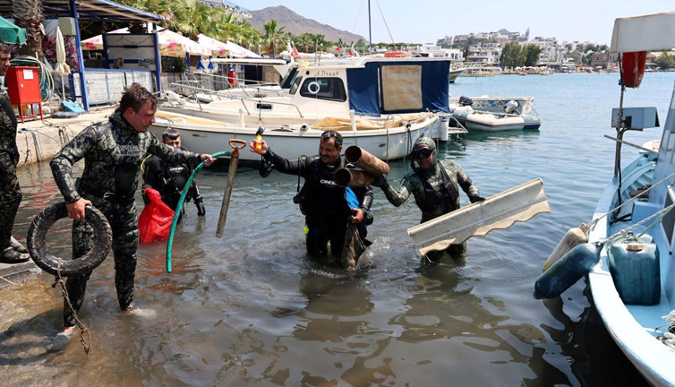 Bodrum'da dalgıçlar deniz dibi temizliği yaptı