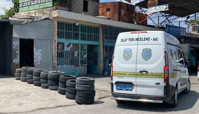 Sandalyeden düşüp başını vurdu! Durumu kritik