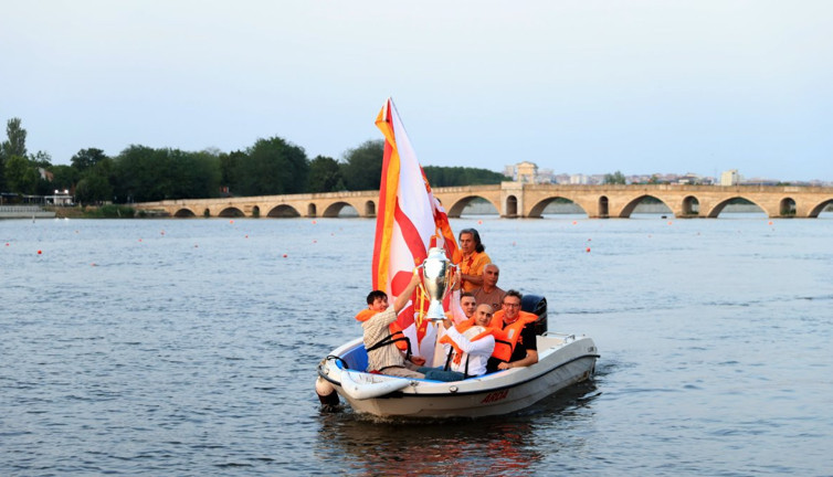 Galatasaraylılar kupayı Meriç Nehri'ne indirdi: Edirne’de coşkulu kutlama