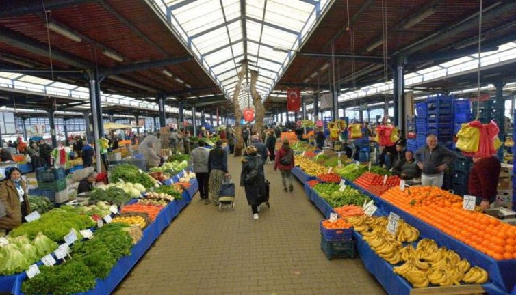 Kilosu 10 TL'ye düştü vatandaş bu yaz meyveye doyacak. 600 bin nüfuslu şehirde büyük talep görüyor