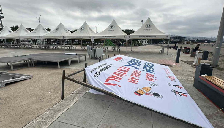 Demir pankart öğrencilerin üzerine düştü! Bilim fuarında çığlıklar yankılandı