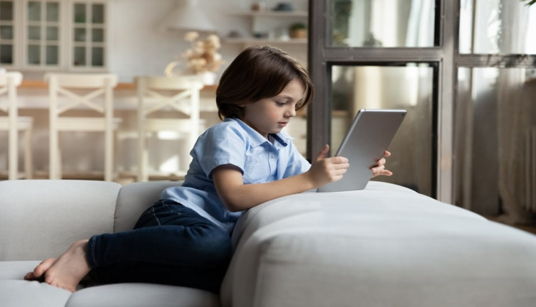 Tablet, telefon, bilgisayar çocukları boyun fıtığı yapıyor! Uzmanlar uyarılarını sıraladı