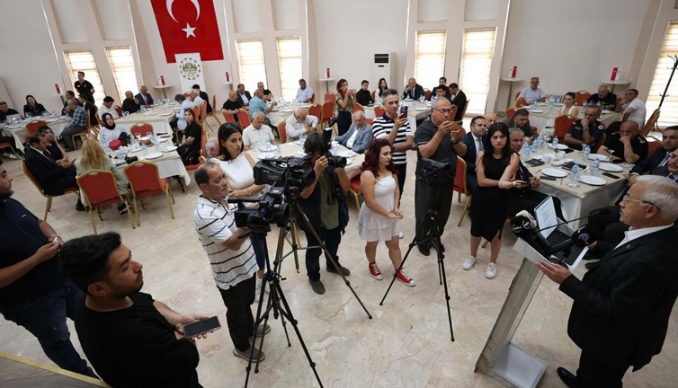 Basın toplantısında gergin anlar