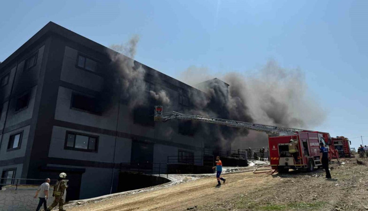 Arnavutköy’de bir fabrika küle döndü