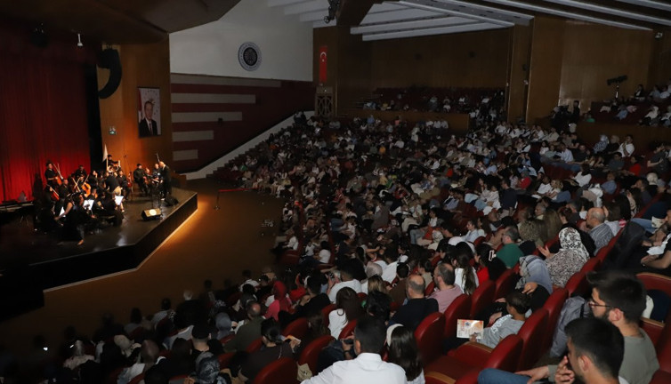 Atatürk Üniversitesi oda orkestrası ilk konseriyle sanatseverleri büyüledi