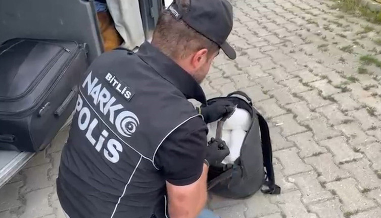 Polis yolcu otobüsünü durdurdu! Valizden uyuşturucu fışkırdı