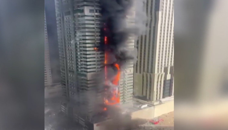 Dubai Marina’da yangın! 67 katlı gökdelen: 3 bin 820 kişi tahliye edildi