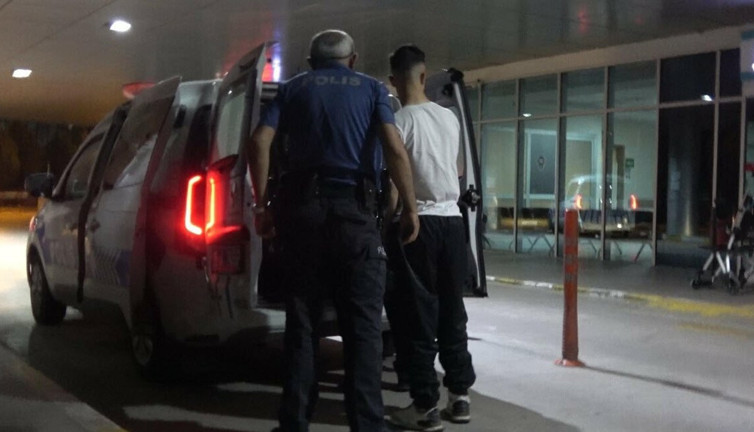 İzmir'de, havalandırma borusundan ruhsatsız tabancalar çıktı