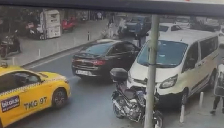 Fren yerine gaza bastı 4 araca çarptı! O anlar kamerada