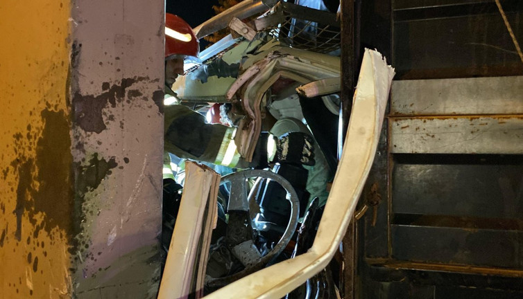 Yön levhasına çarpan kamyonet kağıt gibi ezildi