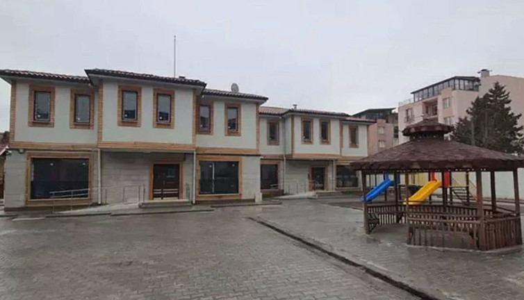 İstanbul'da 5 kız çocuğu aynı anda intihara kalkıştı. Aile Bakanlığı’nın koruması altındaydılar. o soru sorulmadı