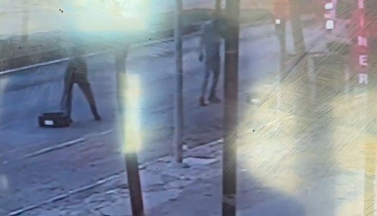 Kamyonetten düşen tekerlekleri çaldılar