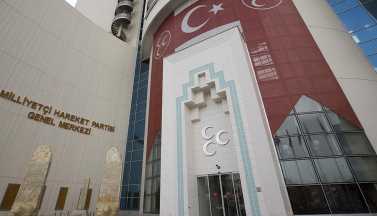 Ekrem İmamoğlu’nun alkışlanması MHP’li ismi küplere bindirdi! Teröristin kahraman gibi karşılanmasına ses yok…