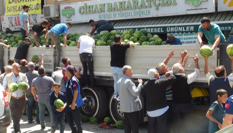 Çiftçi sevabına dağıttı. 30 ton anında bitti