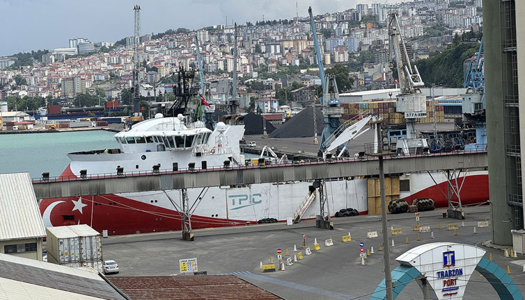 Sismik araştırma gemisi Trabzon Limanı'nda