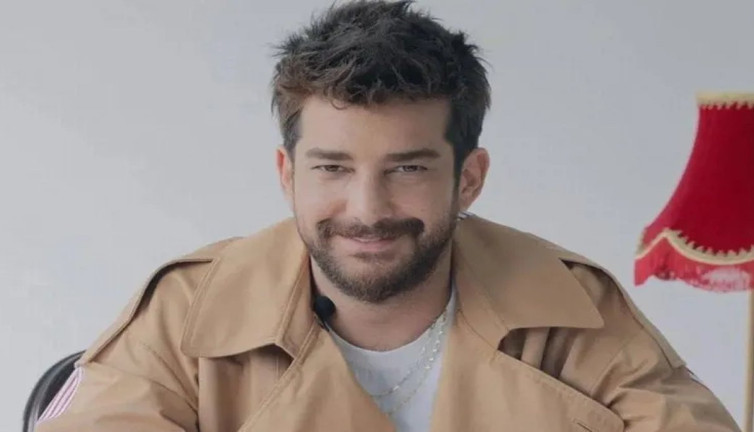 Kimse bu halini görmemişti! Ünlü ekran yüzü protez saçını çıkardı