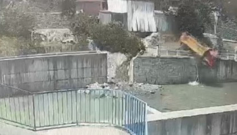 Oto yıkamacıda şok! Kamyon dereye uçtu