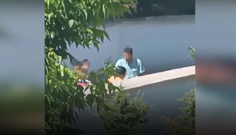 Okulun son günlerinde yürek burkan görüntü! Müdür yardımcısı görüntülendi