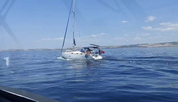 Gelibolu'dan İtalya'ya giden teknede 51 kaçak göçmen ile 2 kaçakçı yakalandı