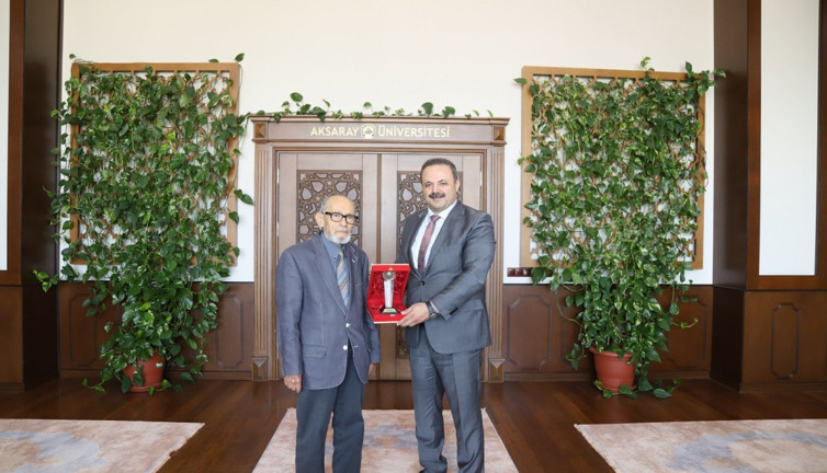 Aksaray Üniversitesi’nden hayırsever Yalçın Kulak’a teşekkür plaketi!