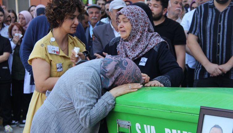 Beyin tümöründen ölen doktor gözyaşlarıyla uğurlandı