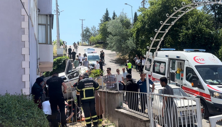 Otomobil apartmana daldı, yaralılar var