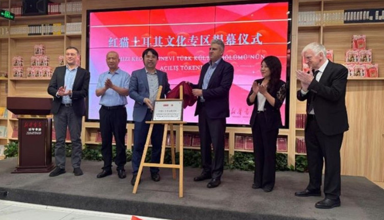 Kırmızı Kedi, Türk Edebiyatını Çin’e taşıdı! Beijing’de Türk Kültür Bölümü kapılarını açtı!
