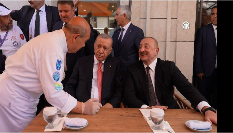 Ünlü markasının sahibi şov yaptı! Deprem sanığı Erdoğan ve Aliyev'e dondurma kesti