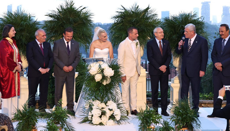 Siyaset dünyasını buluşturan görkemli düğün!