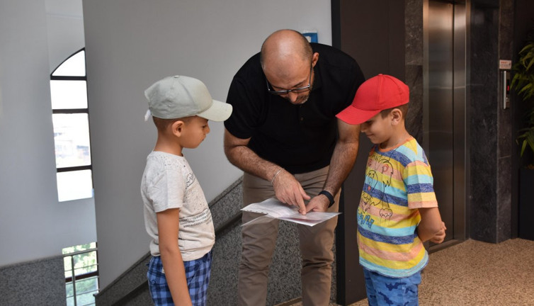 Karnesini alan Başkan'a koştu