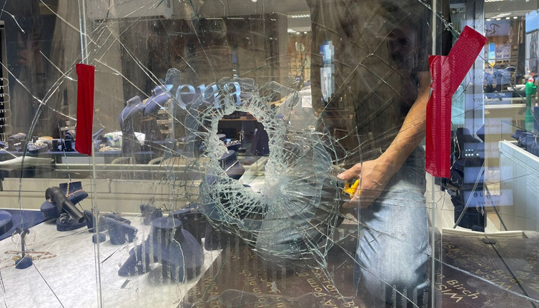 Sakarya’da soygun! Camlar kırıldı, takılar çalındı