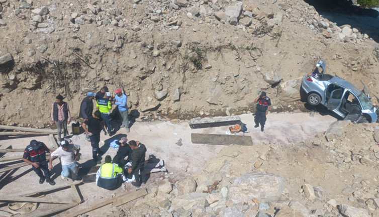 İkizdere'de can pazarı! Otomobil dere yatağına uçtu
