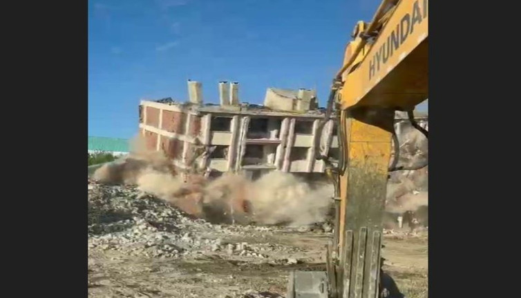 Elazığ’da ağır hasarlı bina tek dokunuşla yıkıldı