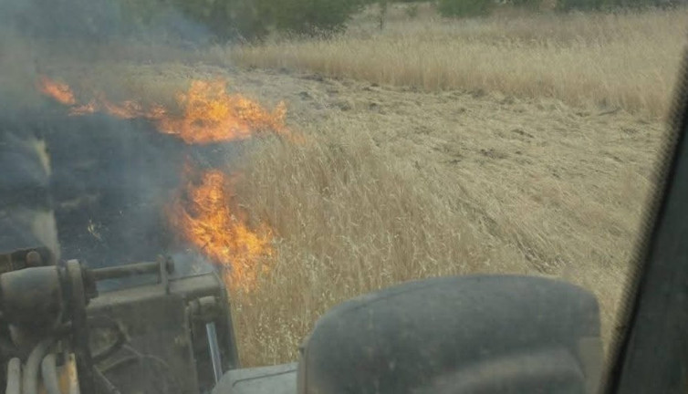 Tavuk çiftliğinde yakılan ateş tarlayı yaktı!