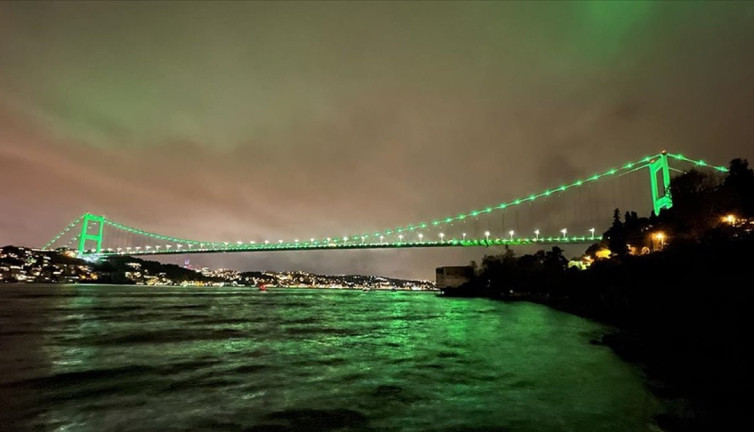 FSM Köprüsü, skolyoza dikkat çekmek için yeşile büründü