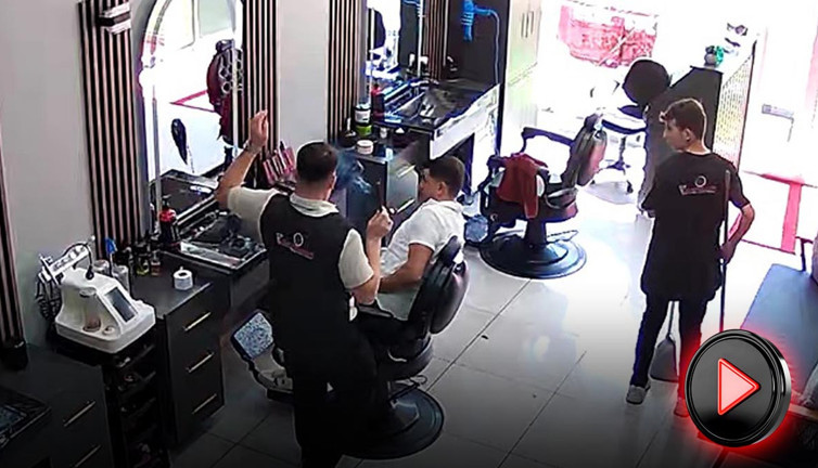 Saç taraması felaketle bitti! Berber ve müşteri ne yapacağını şaşırdı