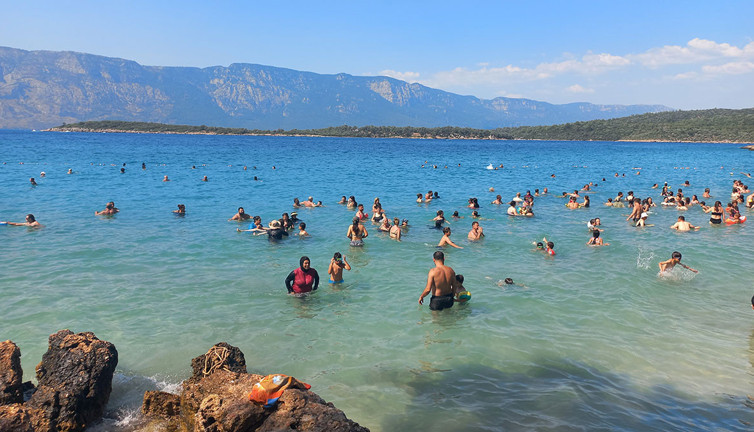 Muğla'da sıcak hava nedeniyle sahillerde yoğunluk yaşanıyor