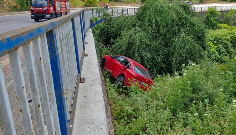 Bariyerlere çarpıp uçtu
