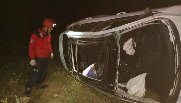 Dursunbey’de feci kaza: Otomobil şarampole uçtu! Sürücü öldü, yolcu yaralı