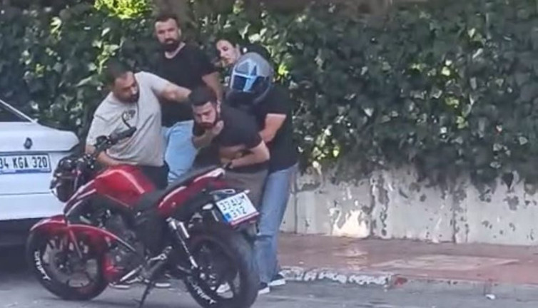 Kahraman motosikletçiden mucize kurtarış! Yolda yürürken boğazına kaçtı: Herkes bunu mutlaka öğrenmeli