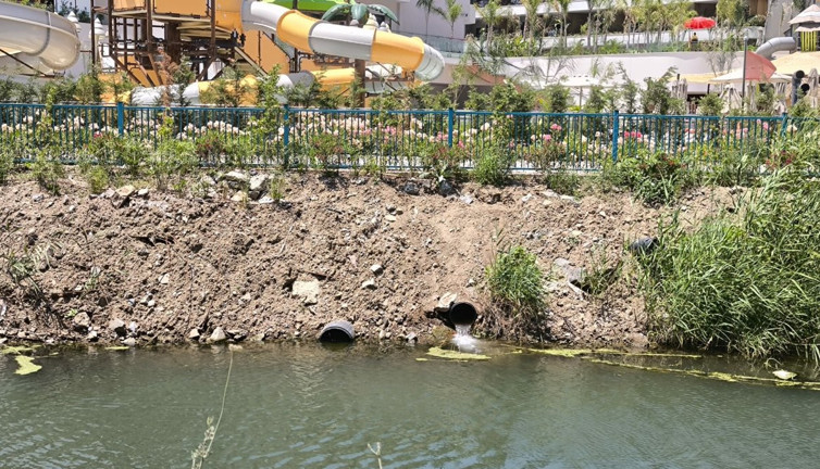 Turizm cennetinde çevre faciası! Karataş Plajı’nda dereyi kirleten otele yine milyonluk ceza! Kaçak inşaattan da ceza yemiş