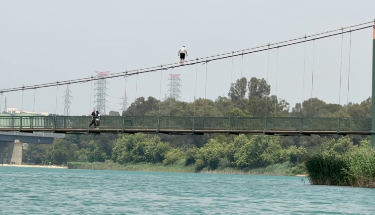 Seyhan Nehri’nde ip cambazları nefes kesti! Gençlerin tehlikeli oyunu: Kameralar her şeyi kaydetti