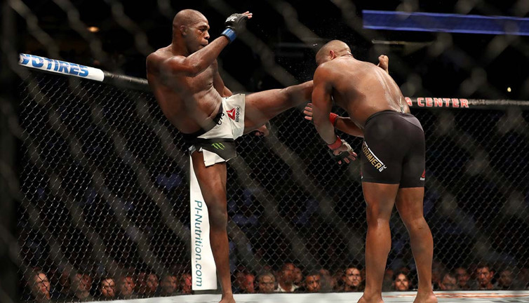 UFC'de şampiyon emeklilikle değişti