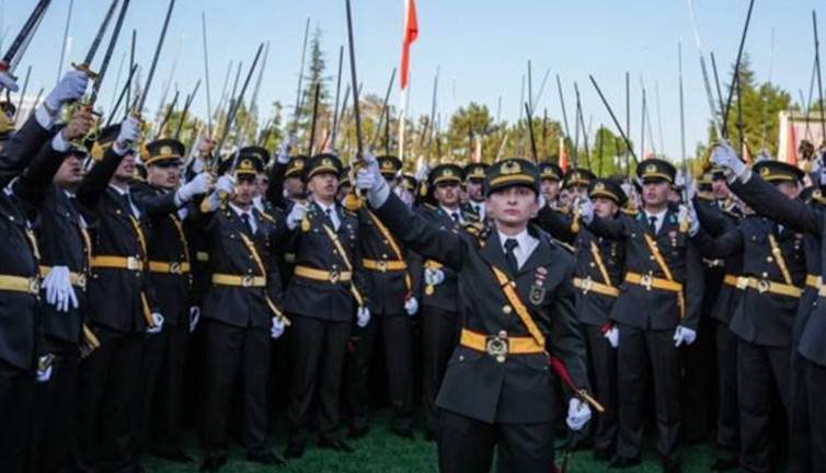 Atatürkçü teğmenlere üniversiteli gençlerden destek! Aynı sloganı attılar, savunmaları istendi… Bu kez yer Eskişehir...