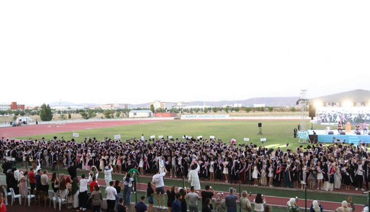 Aksaray Üniversitesi’nde mezunlarını coşkusu: Kepler havada!