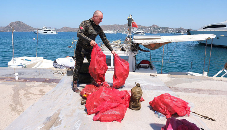 Dalgıçlar 161 kilogram atık çıkardı