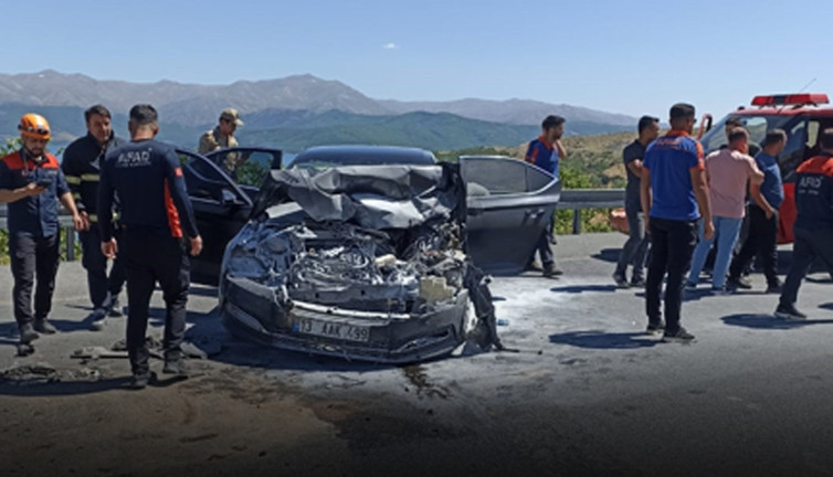 Kaymakam ve şoförü yaralandı! TIR’a çarptı