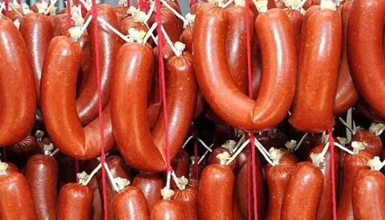 Sucuk diye yedirdiği mide bulandırdı. Bu markayı elinizle bile tutmayın