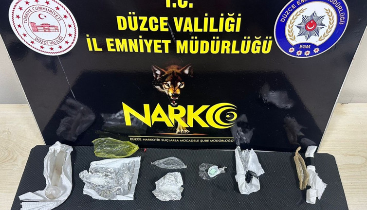 Düzce’de narkotik baskını: Exacy hap ve metamfetamin bulundu!