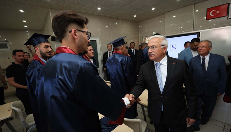 Türkiye’nin ilk fabrika sınıfı mezunlarını verdi